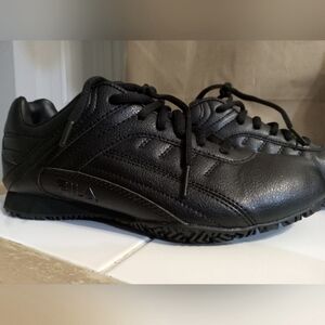 FILA WOMENS 7.5 (MEMORY FOAM/ NO SLIP)